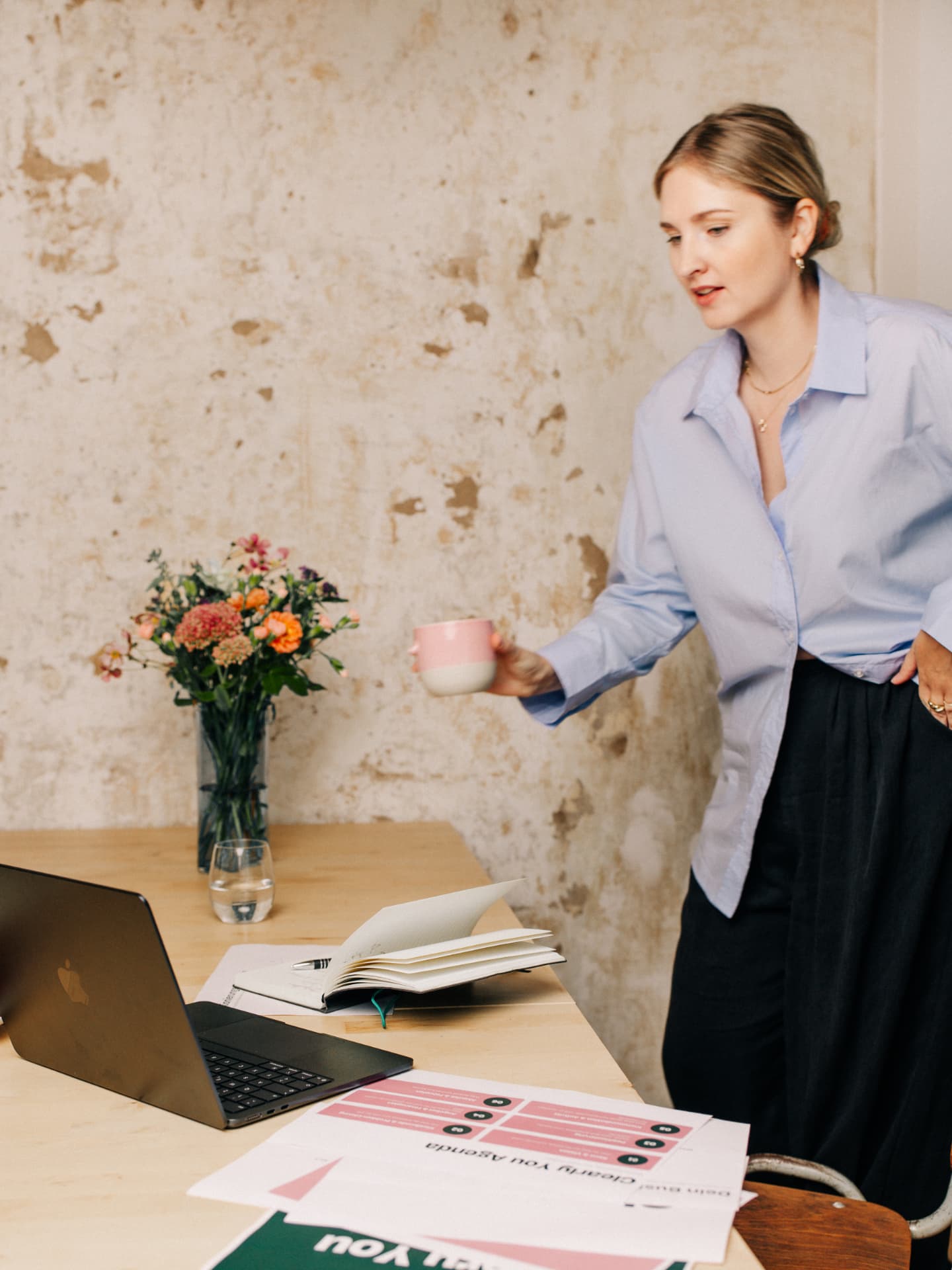 Kira Plagemann am Schreibtisch mit Kaffeetasse